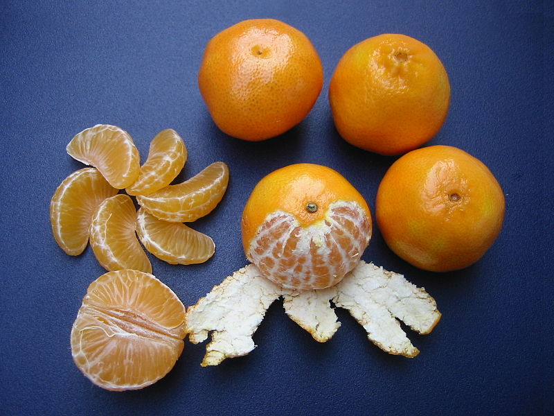 800px-Clementines_whole,_peeled,_half_and_sectioned