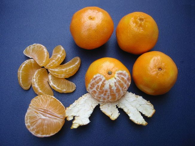 800px-Clementines_whole,_peeled,_half_and_sectioned
